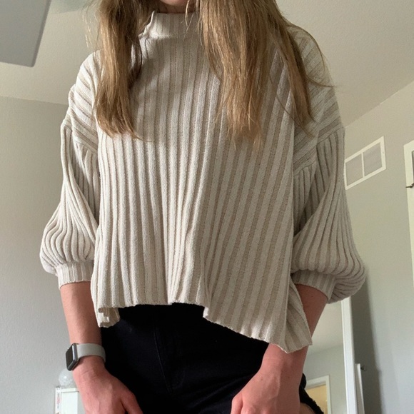 UO SHORT SLEEVE CREAM SWEATER - Picture 3 of 4